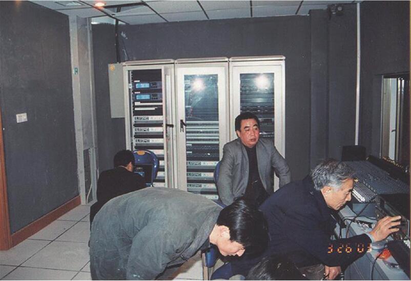 工程技術(shù)人員現(xiàn)場安裝調(diào)試